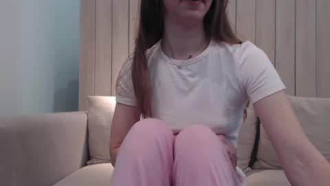 shy_schoolgirl_ online show from March 4, 1:49 pm