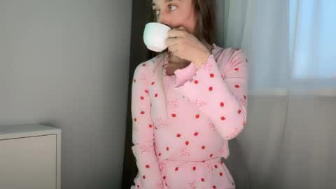shy_schoolgirl_ online show from June 2, 6:53 pm