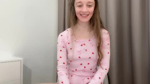 shy_schoolgirl_ online show from May 22, 6:28 pm