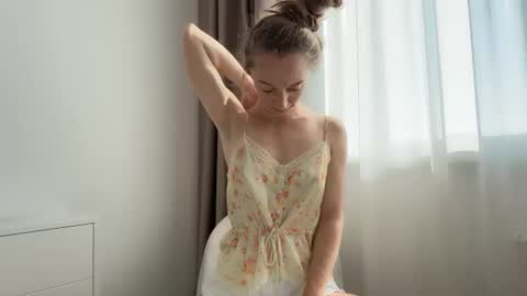 shy_schoolgirl_ online show from July 14, 6:18 am