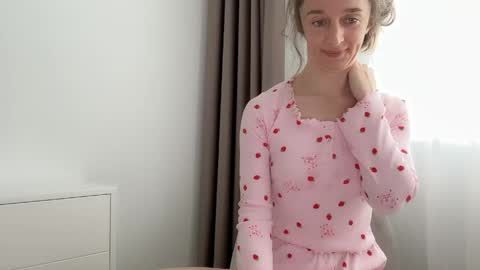 shy_schoolgirl_ online show from May 30, 1:09 pm