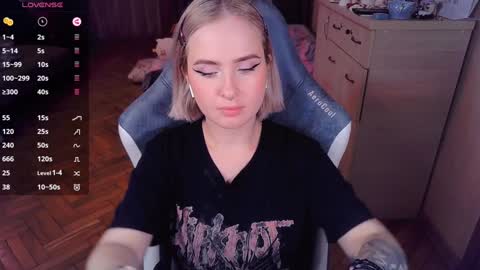 Snapshot of shyfoxxxy chatting on January 4, 7:34 pm Effie online show from January 4, 7:34 pm