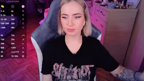 Snapshot of shyfoxxxy chatting on January 23, 3:32 pm Effie online show from January 23, 3:32 pm