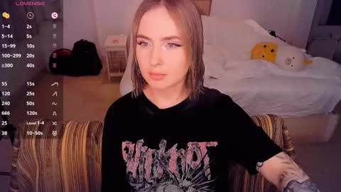 Snapshot of shyfoxxxy chatting on March 2, 10:23 pm Effie online show from March 2, 10:23 pm