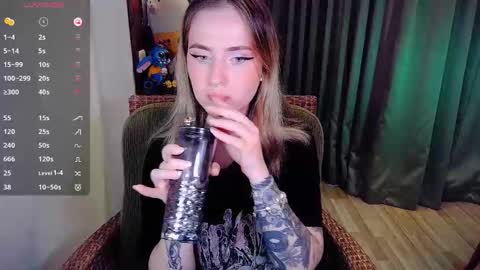 Snapshot of shyfoxxxy chatting on October 2, 6:07 am Effie online show from October 2, 6:07 am
