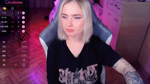 Snapshot of shyfoxxxy chatting on December 20, 1:54 pm Effie online show from December 20, 1:54 pm