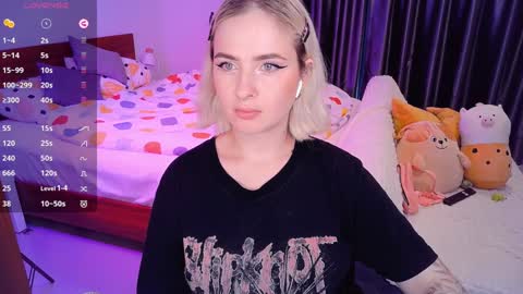 Snapshot of shyfoxxxy chatting on December 12, 8:36 am Effie online show from December 12, 8:36 am