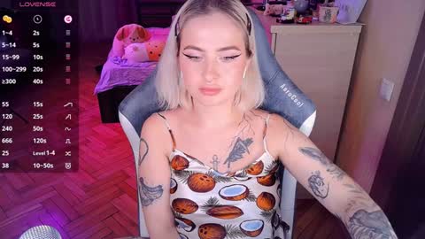 Snapshot of shyfoxxxy chatting on December 18, 7:08 pm Effie online show from December 18, 7:08 pm