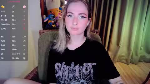 Snapshot of shyfoxxxy chatting on October 10, 12:43 pm Effie online show from October 10, 12:43 pm