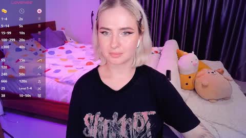 Snapshot of shyfoxxxy chatting on December 9, 6:25 pm Effie online show from December 9, 6:25 pm