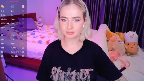 Snapshot of shyfoxxxy chatting on December 11, 5:47 pm Effie online show from December 11, 5:47 pm