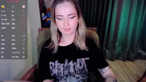 Snapshot of shyfoxxxy chatting on October 8, 11:47 am Effie online show from October 8, 11:47 am