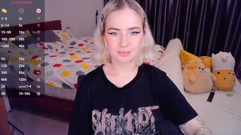 Snapshot of shyfoxxxy chatting on December 14, 9:51 am Effie online show from December 14, 9:51 am