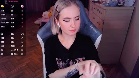 Snapshot of shyfoxxxy chatting on January 5, 10:50 pm Effie online show from January 5, 10:50 pm