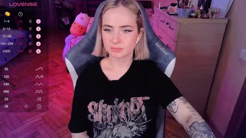 Snapshot of shyfoxxxy chatting on January 25, 8:21 pm Effie online show from January 25, 8:21 pm