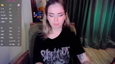 Snapshot of shyfoxxxy chatting on October 7, 11:14 am Effie online show from October 7, 11:14 am