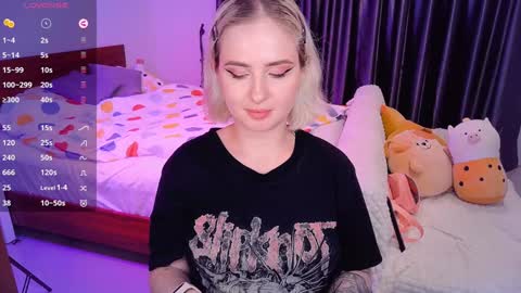 Snapshot of shyfoxxxy chatting on December 10, 6:06 pm Effie online show from December 10, 6:06 pm