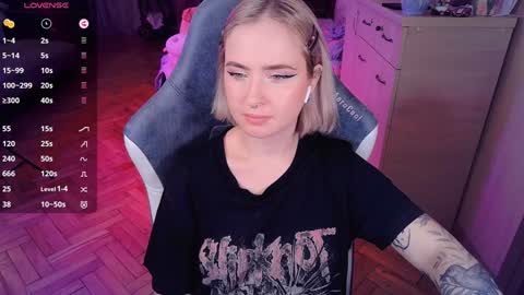 Snapshot of shyfoxxxy chatting on January 13, 5:23 pm Effie online show from January 13, 5:23 pm