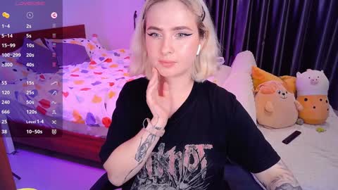 Snapshot of shyfoxxxy chatting on December 14, 7:57 pm Effie online show from December 14, 7:57 pm