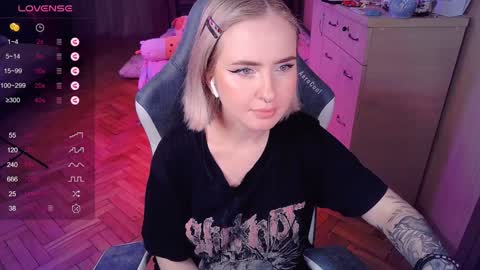 Snapshot of shyfoxxxy chatting on January 7, 10:41 pm Effie online show from January 7, 10:41 pm