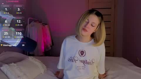 silly___woman online show from July 28, 7:39 pm