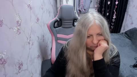 Snapshot of silver_moon_light chatting on September 24, 6:07 pm silver_moon_light online show from September 24, 6:07 pm