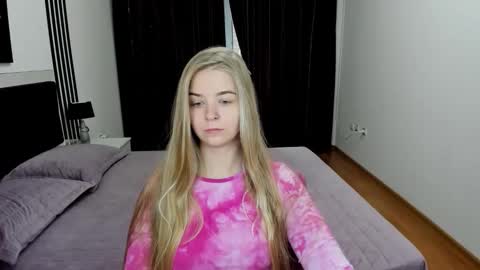 SirenaBloom online show from November 18, 9:32 am