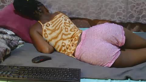 Snapshot of slim_girl01 chatting on February 4, 5:21 am slim_girl01 online show from February 4, 5:21 am