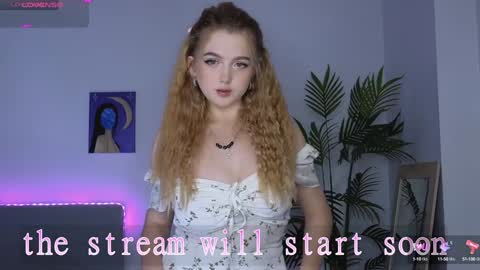 Snapshot of small_blondee chatting on January 22, 4:34 am Emily online show from January 22, 4:34 am