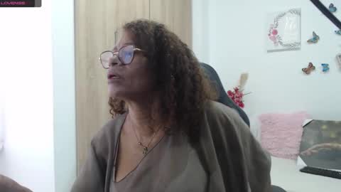 Snapshot of smilet_milf chatting on February 24, 11:41 am Smileth online show from February 24, 11:41 am
