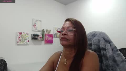 Snapshot of smilet_milf chatting on October 8, 12:31 pm Smileth online show from October 8, 12:31 pm