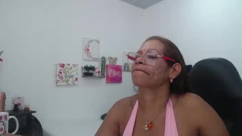 Snapshot of smilet_milf chatting on October 18, 6:42 pm Smileth online show from October 18, 6:42 pm