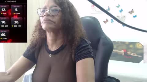 Snapshot of smilet_milf chatting on February 23, 12:30 pm Smileth online show from February 23, 12:30 pm