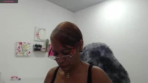 Snapshot of smilet_milf chatting on October 1, 1:05 pm Smileth online show from October 1, 1:05 pm
