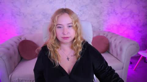 Snapshot of smilingladyy chatting on September 27, 12:23 pm smilingladyy online show from September 27, 12:23 pm