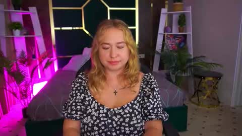 Snapshot of smilingladyy chatting on September 24, 1:21 pm smilingladyy online show from September 24, 1:21 pm