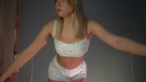 Snapshot of snow_is_falling chatting on February 10, 9:36 am Candice Snow online show from February 10, 9:36 am