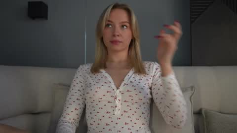 Snapshot of snow_is_falling chatting on February 7, 11:12 am Candice Snow online show from February 7, 11:12 am