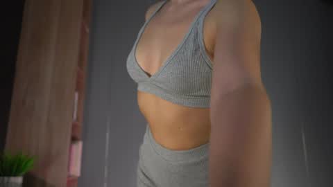 Snapshot of snow_is_falling chatting on February 4, 7:22 pm Candice Snow online show from February 4, 7:22 pm