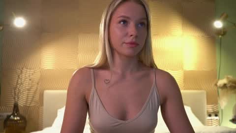 Snapshot of snow_is_falling chatting on December 8, 1:36 pm Candice Snow online show from December 8, 1:36 pm