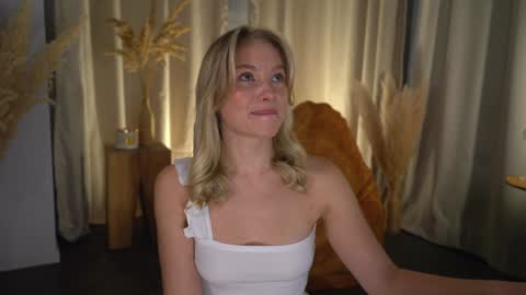 Snapshot of snow_is_falling chatting on January 30, 3:08 pm Candice Snow online show from January 30, 3:08 pm