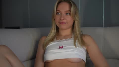 Snapshot of snow_is_falling chatting on February 11, 10:25 am Candice Snow online show from February 11, 10:25 am