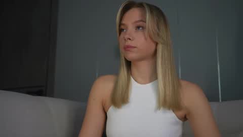 Snapshot of snow_is_falling chatting on February 21, 12:17 pm Candice Snow online show from February 21, 12:17 pm