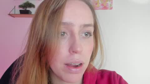 Snapshot of sofia_palacios_ chatting on December 17, 2:44 am online show from December 17, 2:44 am