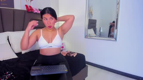 Snapshot of sofiperez_ chatting on February 5, 11:23 am online show from February 5, 11:23 am