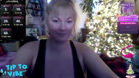 Snapshot of solesticia chatting on December 14, 8:40 pm solesticia online show from December 14, 8:40 pm