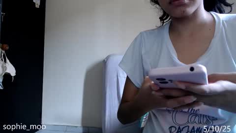 Snapshot of sophie_moo chatting on October 5, 8:58 pm Sophie online show from October 5, 8:58 pm