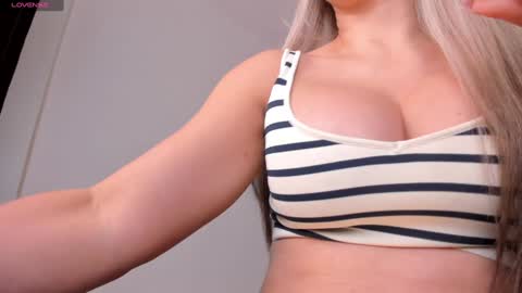 Snapshot of sophiebarnett_ chatting on February 2, 1:55 am Sophie online show from February 2, 1:55 am
