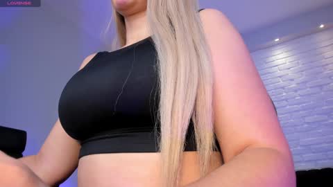 Snapshot of sophiebarnett_ chatting on January 23, 2:12 am Sophie online show from January 23, 2:12 am