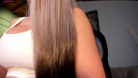 Snapshot of sophiebarnett_ chatting on February 4, 2:07 am Sophie online show from February 4, 2:07 am